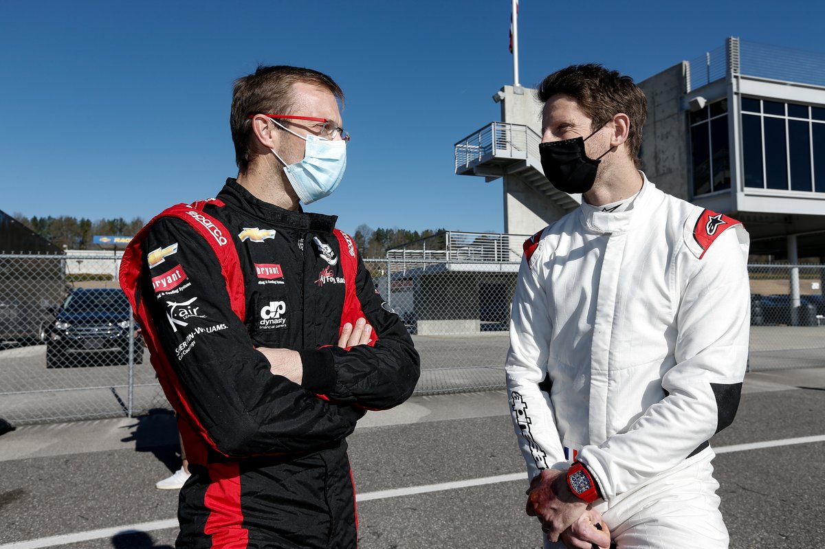 Grosjean discute avec Sébastien Bourdais d'AJ Foyt Racing-Chevrolet. 
