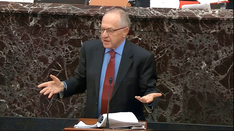 Alan Dershowitz répond à une question lors du procès en destitution contre Donald Trump.  Pic: Presse associée