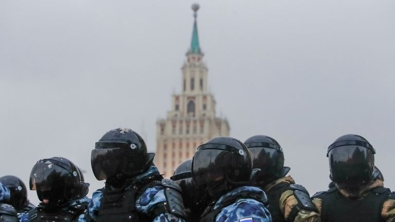 Des agents des forces de l'ordre montent la garde lors d'un rassemblement de soutien au chef de l'opposition russe emprisonné Alexei Navalny à Moscou, en Russie, le 31 janvier 2021. 
