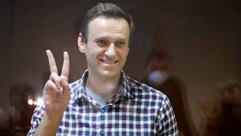 Le chef de l'opposition russe Alexei Navalny devant le tribunal de district Babuskinsky à Moscou, en Russie.  Pic: AP