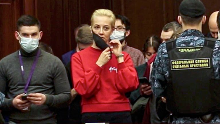 La femme d'Alexei Navalny, Yulia, au tribunal.  Pic: AP