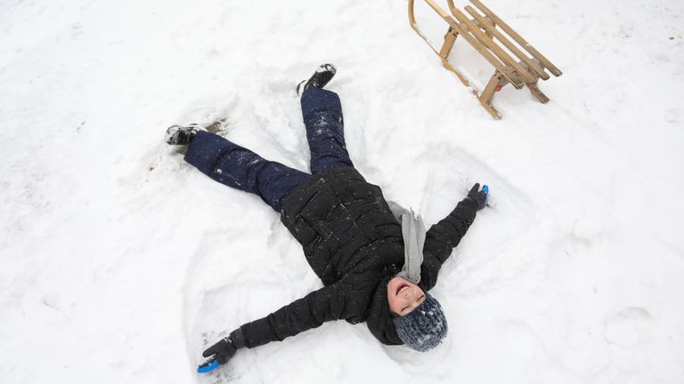 Un enfant se trouve dans la neige à Amsterdam