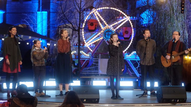 05 décembre 2020, Saxe, Leipzig: Angelo Kelly et sa famille au spectacle de Noël du Mitteldeutscher Rundfunk (MDR) 