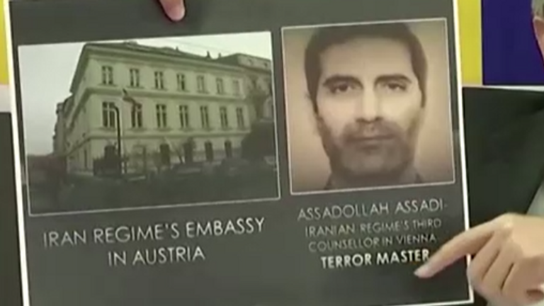 Les autorités allemandes ont présenté une photo déclarant Assadi le `` maître de la terreur ''