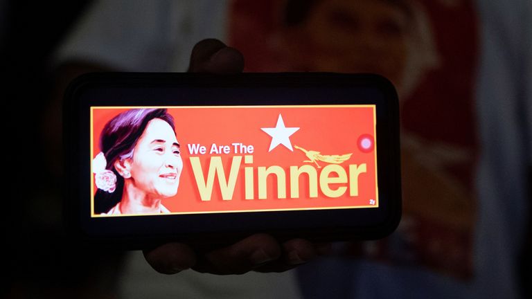 Une personne montre une photo du conseiller d'État du Myanmar Aung San Suu Kyi sur un téléphone portable alors que les partisans du parti de la Ligue nationale pour la démocratie (NLD) attendent les résultats devant le siège du parti, après les élections générales à Yangon, au Myanmar, le 8 novembre 2020 .? REUTERS / Shwe Paw Mya Tin