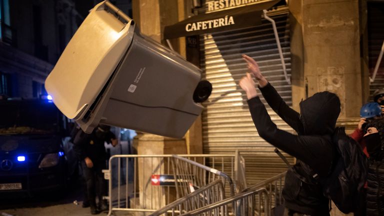 Les manifestants ont jeté des poubelles sur les policiers.  Pic: AP 
