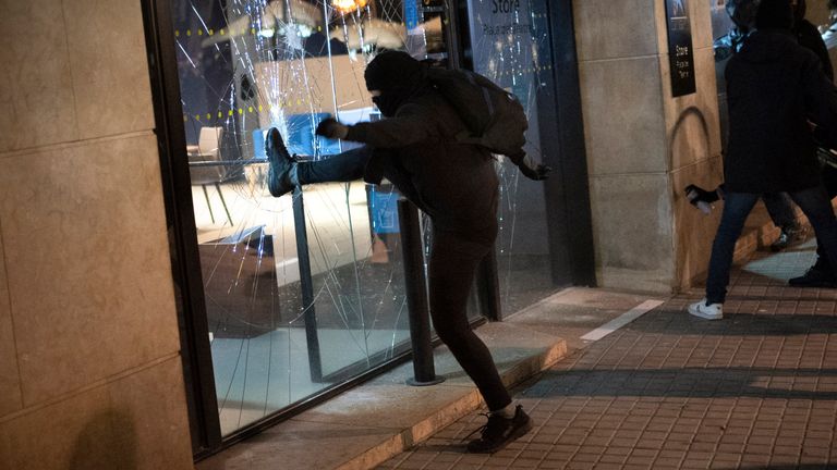 Des arrestations ont été effectuées après que les fenêtres des banques ont été brisées