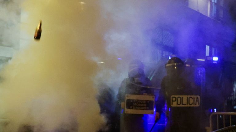 Une bouteille est lancée sur la police dimanche à Barcelone lors d'une sixième nuit de violentes manifestations.  Pic: AP