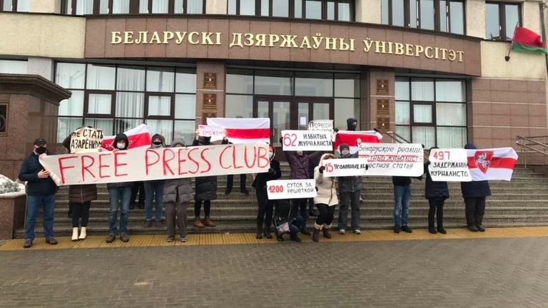 Une manifestation de soutien aux journalistes réprimés à l'Université d'État du Bélarus le mois dernier.  Photo: @belteanews