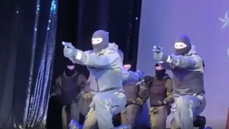 Les forces spéciales biélorusses dans une représentation sur scène à des lycéens