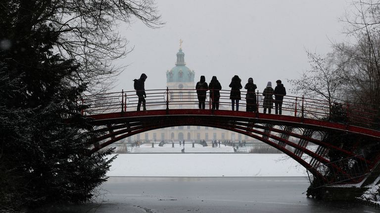 Les gens sur un pont près du château de Charlottenburg à Berlin