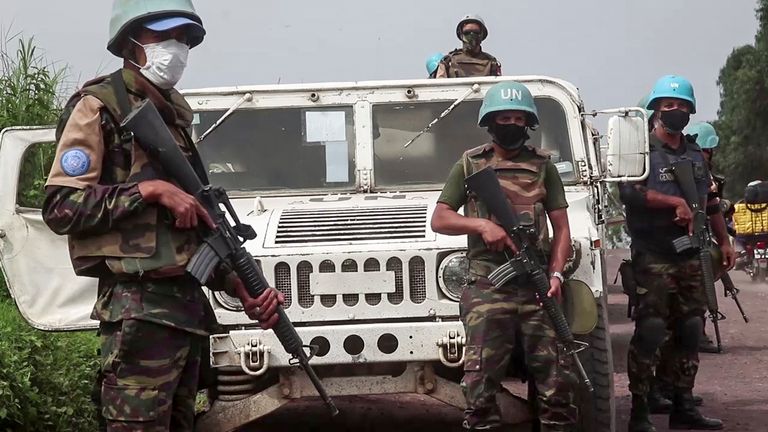 Les Casques bleus des Nations Unies gardent la zone où le convoi a été attaqué