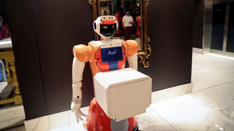Si l'hôtel reçoit un invité présentant des symptômes de COVID-19, les robots pourraient être déployés à la place des personnes par précaution.