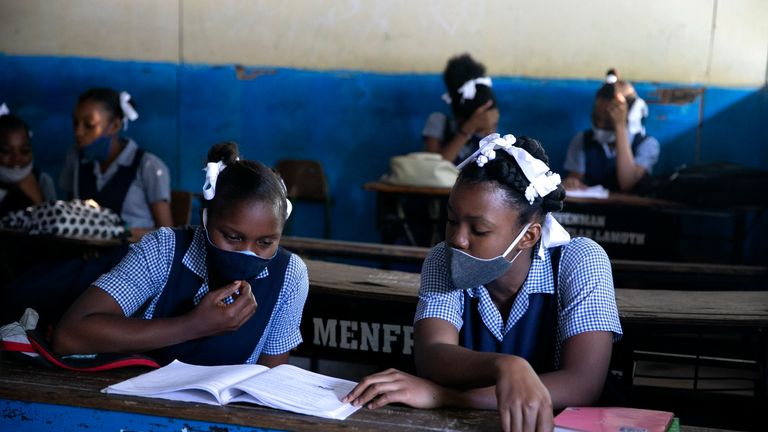 Haïti fait partie du programme COVAX mais ils lutteront contre les rumeurs telles que les hôpitaux donnant des injections mortelles pour gonfler les chiffres des décès COVID afin de recevoir plus d'aide étrangère