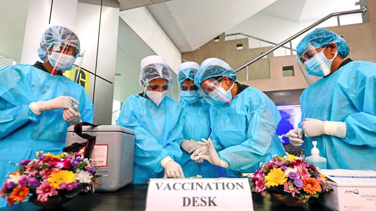 Les responsables de la santé préparent les vaccins COVID-19 d'AstraZeneca fabriqués par le Serum Institute of India, à l'hôpital militaire de Colombo, Sri Lanka, le 29 janvier 2021. REUTERS / Dinuka Liyanawatte