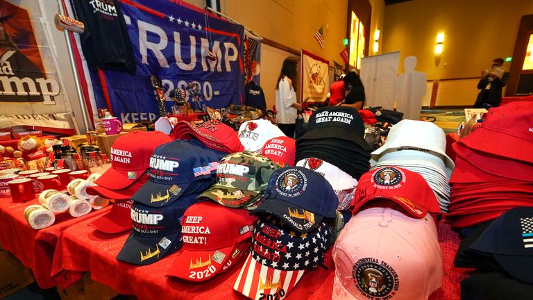 Les étals de marchandises vendent une gamme impressionnante de tat bon marché.  Pic: AP