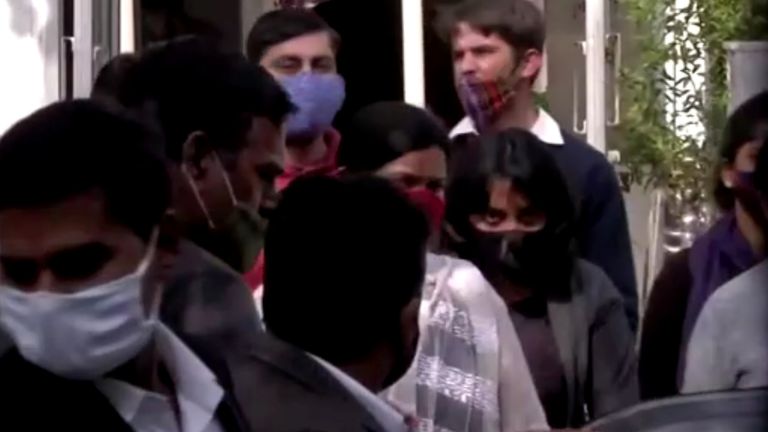 La militante du changement climatique Disha Ravi est escortée par des policiers alors qu'elle sort du tribunal de New Delhi, en Inde