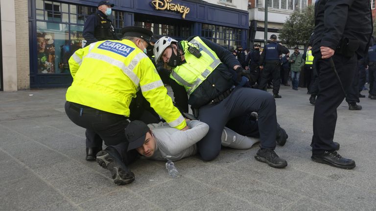 Gardai et les manifestants s'affrontent à Dublin