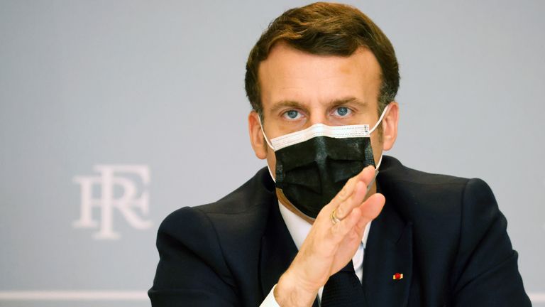 Le président français Emmanuel Macron fait des gestes en présentant l'accélération de la stratégie nationale de cybersécurité lors d'une vidéoconférence à l'Elysée à Paris, France le 18 février 2021. Ludovic Marin / Pool via REUTERS
