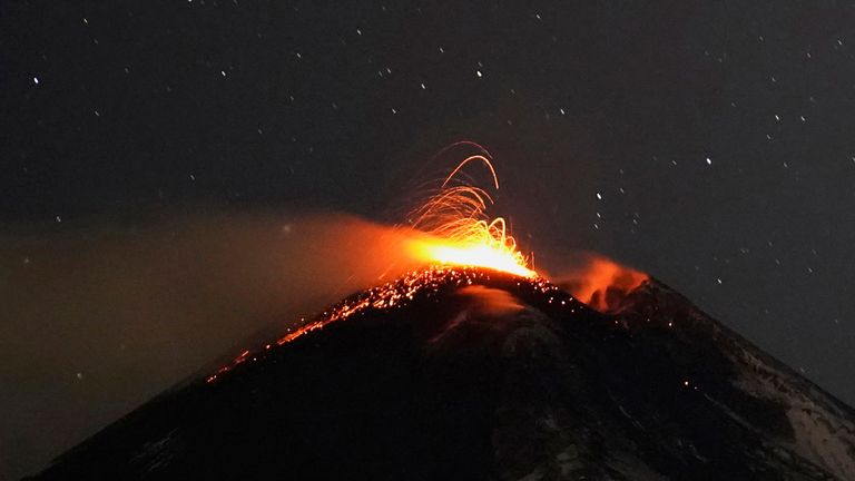 De grands ruisseaux de lave rouge chaude jaillissent dans le ciel nocturne alors que l'Etna, le volcan le plus actif d'Europe, entre en action, vu du village de Fornazzo, à Catane, Italie, le 15 février 2021. REUTERS / Antonio Parrinello