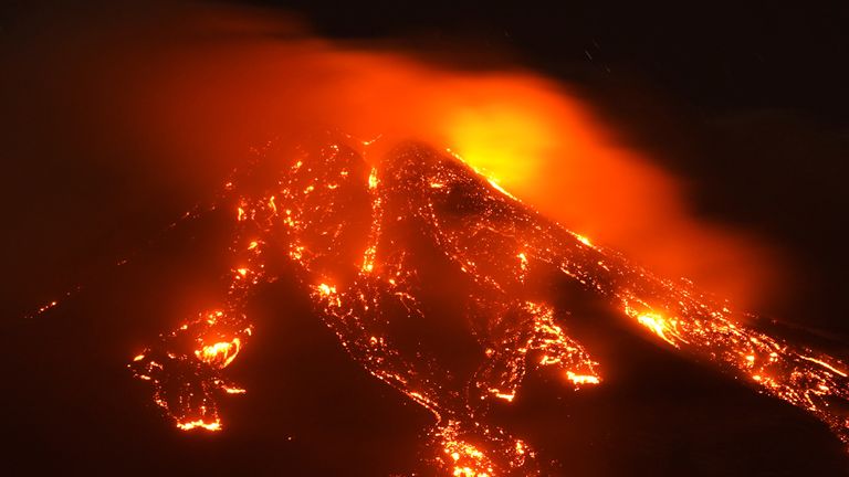 Des flots de lave rouge chaude coulent alors que le mont Etna, le volcan le plus actif d'Europe, entre en action, vu de Giarre, en Italie, le 16 février 2021. REUTERS / Antonio Parrinello