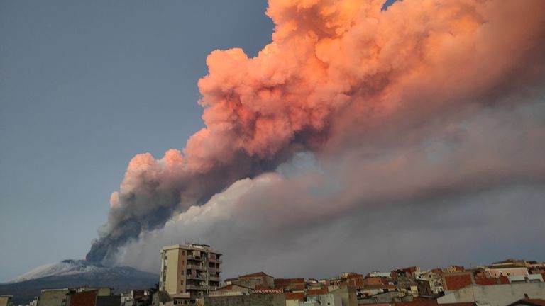 Une vue de l'éruption du mont Etna crachant des cendres, vue de Paterno, en Italie, sur cette image obtenue sur les réseaux sociaux datée du 16 février 2021. LUIGI SENNA / via REUTERS CETTE IMAGE A ÉTÉ FOURNIE PAR UN TIERS.  CRÉDIT OBLIGATOIRE.  PAS DE REVENTE.  PAS D'ARCHIVES.