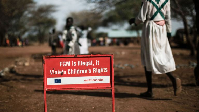 TOPSHOT - Cette photo prise le 30 janvier 2018 montre un panneau d'avertissement contre les mutilations génitales féminines (MGF) dans le village de Katabok, au nord-est de l'Ouganda.  L'ONU estime que plus de 200 millions de filles et de femmes ont subi des MGF, une procédure potentiellement mortelle qui implique l'ablation partielle ou totale des organes génitaux externes d'une femme.  Le 6 février 2018, marque la 6e Journée internationale de tolérance zéro pour les MGF.