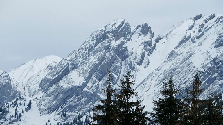 Giacomo Italiano / MAXPPP - Diverses illustrations pendant l'hiver dans la station de ski de La Clusaz en Haute-Savoie dans les Alpes françaises.  Paysage montagneux autour de la station avec un mauvais temps.  France, janvier 2021. Photographe: Giacomo Italiano / MaxPPP Illustrations