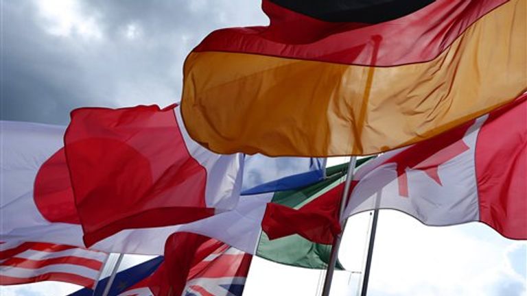 Les drapeaux de la vague des pays du G7 à Elmau, Allemagne, 07 juin 2015. Les chefs d'État et de gouvernement des sept principaux pays industrialisés (G7) doivent se réunir au château d'Elmau, en Bavière, les 07 et 08 juin pour discuter des affaires étrangères et de la sécurité politique.  Photo par: Karl-Josef Hildenbrand / photo-alliance / dpa / AP Images


