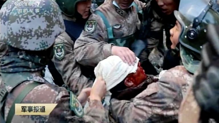 Des soldats bandent le chef du commandant du régiment de l'Armée populaire de libération de la Chine (PLA) Qi Fabao 