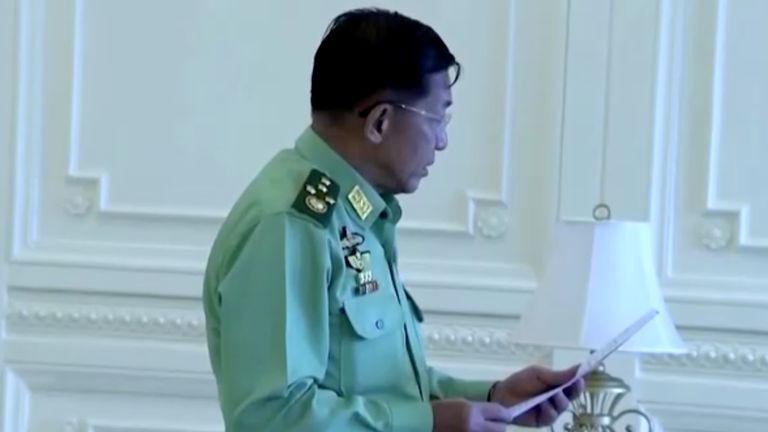 Une capture d'écran d'une séquence de la télévision d'État du Myanmar, diffusée le 1er février 2021, montre le général Min Aung Hlaing en train de lire une déclaration lors d'une réunion avec le président par intérim du Myanmar, Myint Swe (non illustré).  MRTV / Document via REUTERS CETTE IMAGE A ETE FOURNIE PAR UN TIERS.  MYANMAR OUT.  AUCUNE VENTE COMMERCIALE OU ÉDITORIALE AU MYANMAR.  PAS DE REVENTE.  PAS D'ARCHIVES