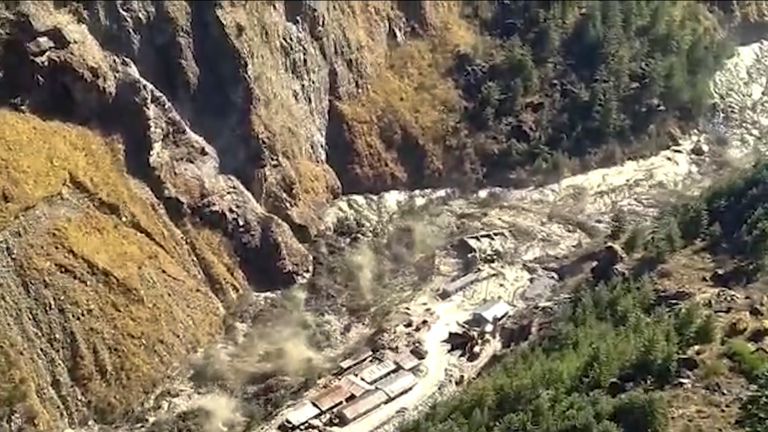 Des inondations d'eau, de boue et de débris coulant dans le district de Chamoli après qu'une partie du glacier Nanda Devi s'est rompue dans la région de Tapovan, dans le nord de l'État de l'Uttarakhand, en Inde.