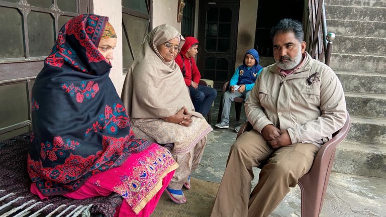 La famille de Gurmeet Singh, décédée d'une crise cardiaque lors des manifestations d'agriculteurs en Inde