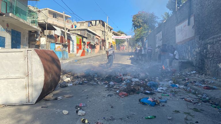 Des barricades improvisées sont installées autour de la ville