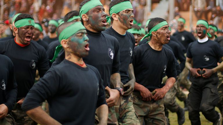 Des étudiants palestiniens lors d'une cérémonie de remise de diplômes pour un programme de formation de style militaire à Gaza en janvier 2014