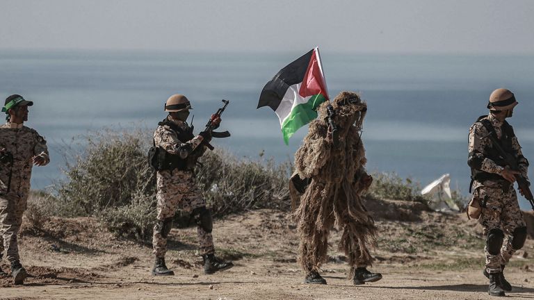 Des militants palestiniens participent à un exercice militaire organisé par le Hamas et d'autres factions armées à Gaza