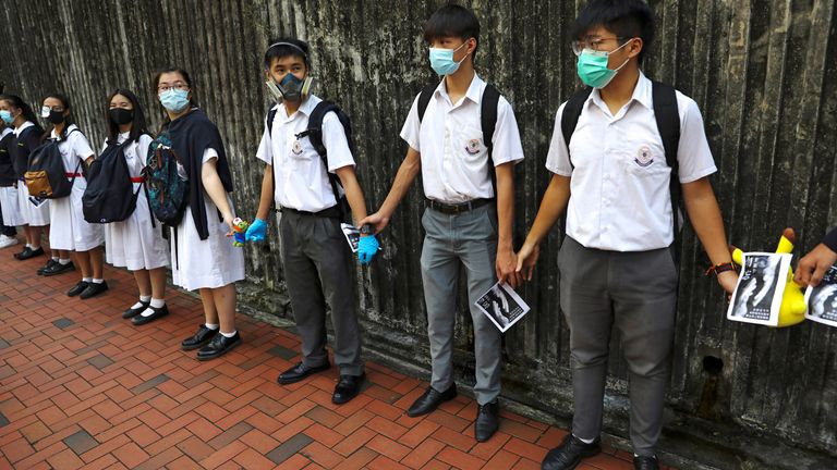 Les élèves du secondaire se tiennent la main alors qu'ils forment une chaîne humaine à Hong Kong