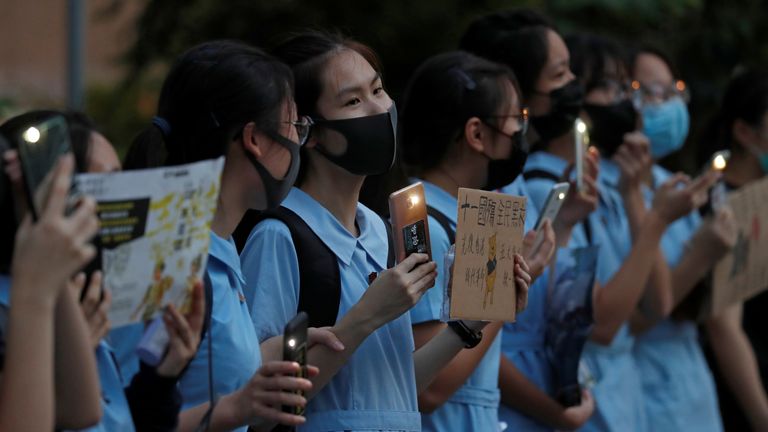 Des étudiants anti-gouvernementaux se rassemblent pour manifester après l'école à Lok Fu, Hong Kong
