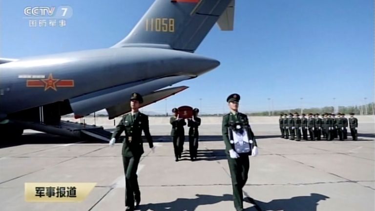 Une garde d'honneur porte le cercueil d'un soldat chinois tué dans un affrontement entre les troupes indiennes et chinoises dans la vallée de Galwan 