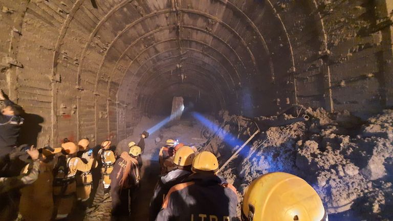 Les sauveteurs recherchent des dizaines de personnes piégées dans un tunnel.  Pic: Police des frontières indo-tibétaine