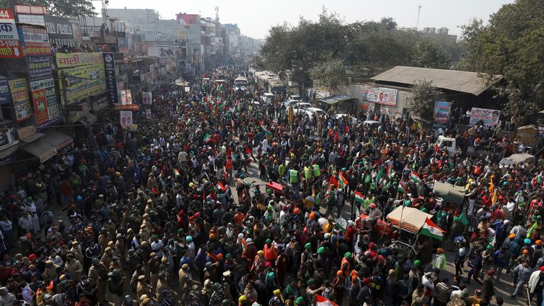 Les agriculteurs et les manifestants se rassemblent alors qu'ils changent d'itinéraire pour le rassemblement des tracteurs pour protester contre les lois agricoles, alors qu'ils se dirigent vers Delhi à l'occasion de la fête de la République indienne, en Inde, le 26 janvier 2021. REUTERS / Anushree Fadnavis