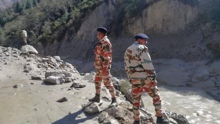 Cette photographie fournie par la police des frontières indo-tibétaine (ITBP) montre le personnel de l'ITBP arrivant pour des travaux de sauvetage après qu'une partie du glacier Nanda Devi s'est rompue dans la région de Tapovan de l'état nord de l'Uttarakhand, envoyant une inondation massive d'eau, de boue et de débris dans les zones situées en dessous Inde, dimanche 7 février 2021 (Police des frontières indo-tibétaine via AP)