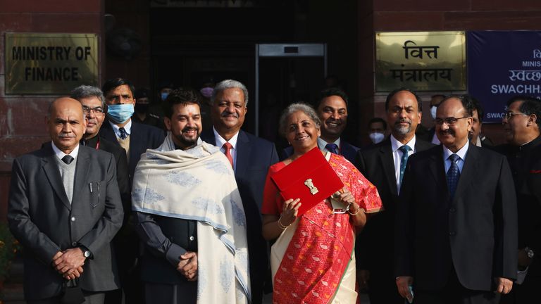 La ministre des Finances Nirmala Sitharaman brandit un dossier avant sa présentation du budget fédéral 
