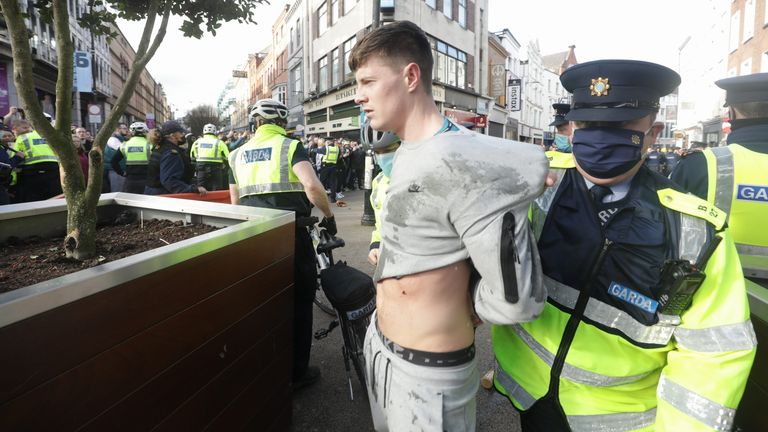Gardai arrête un manifestant à Dublin