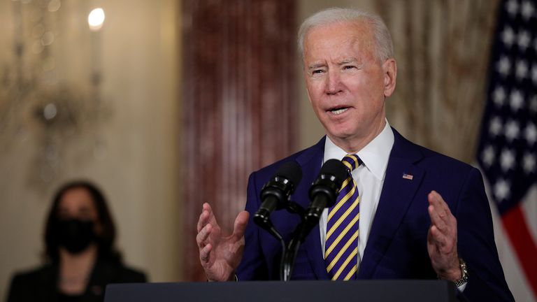 Le président américain Joe Biden prononce un discours sur la politique étrangère alors que la vice-présidente Kamala Harris écoute lors d'une visite au département d'État à Washington, États-Unis, le 4 février 2021. REUTERS / Tom Brenner
