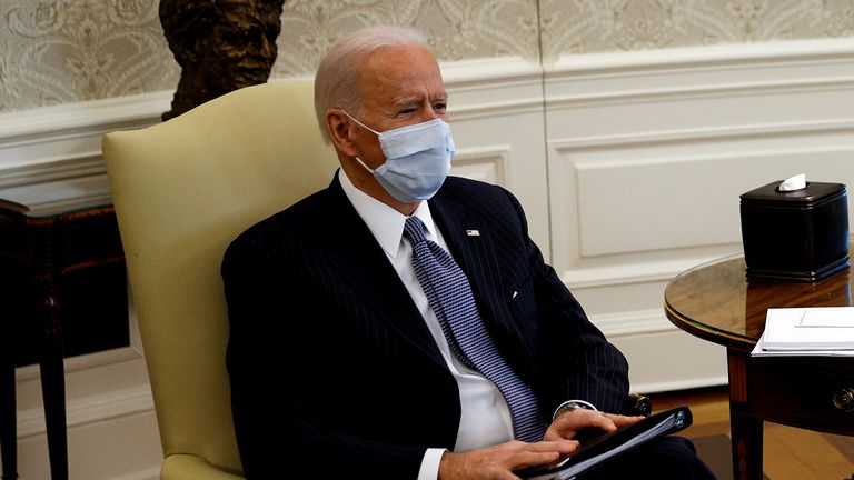 Le président américain Joe Biden rencontre des sénateurs démocrates pour discuter des efforts visant à adopter une loi sur le soulagement des maladies à coronavirus dans le bureau ovale de la Maison Blanche à Washington, États-Unis, le 3 février 2021. REUTERS / Tom Brenner
