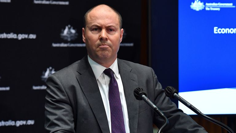 Le trésorier Josh Frydenberg lors d'une conférence de presse dans la grande salle des commissions du Parlement le 23 juillet 2020