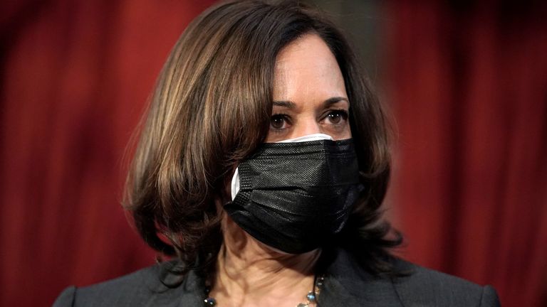 Le Vice-président américain Kamala Harris participe à une cérémonie d'assermentation de la photo avec le Sens.Patrick Leahy (D-Vt.) Et Alex Padilla (D-Californie) dans l'ancienne salle du Sénat au Capitole américain à Washington, DC, États-Unis Février 4, 2021. Greg Nash / Pool via REUTERS

