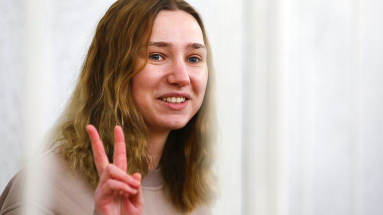 Il y avait aussi du défi lorsque les femmes ont fait le signe V pour la victoire.  Pic: AP