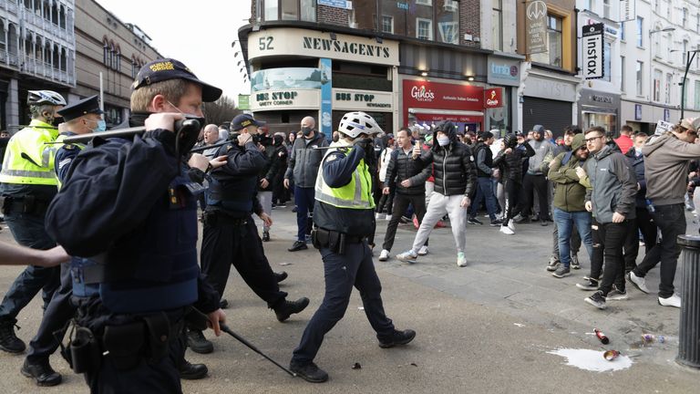 Gardai et les manifestants s'affrontent à Dublin
